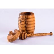 Horrea Caelia Dom High Quality Handmade Olive Wood Pot with Lid, Spoon and Exquisite Beehive Design, 12 x 8 cm, for Honey, Syrup and More