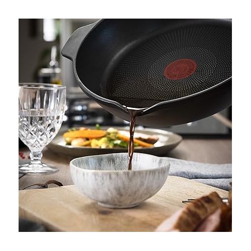  Tefal E24906 Robusto Cast Aluminium Frying Pan 28 cm Easy to Clean Non-Stick Coating Thermal Signal Temperature Indicator Dishwasher Safe Suitable for Induction Cookers Black