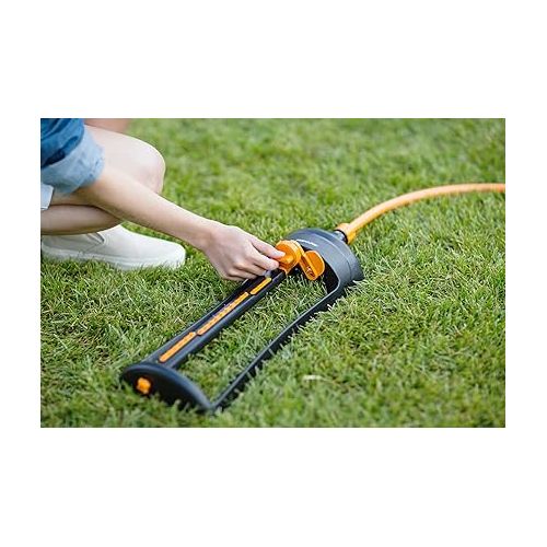  Fiskars Water-Saving Sprinkler L, Easy Adjustment of Range, Robust Metal Base, Universal Size, 17.5 x 19 m Range, 1.4 kg, Black/Orange, 1023661