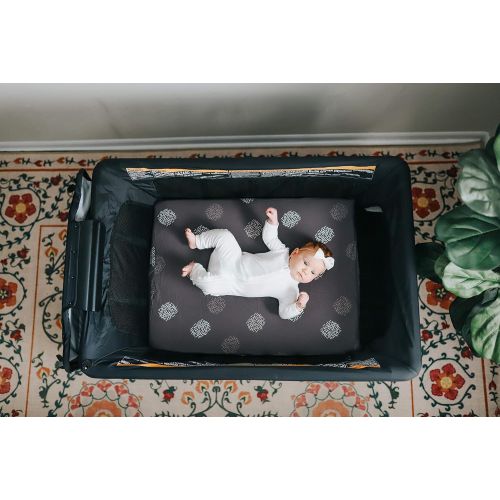 포맘스 4moms Breeze Plus Portable playard with Removable Bassinet and Changing Station - Easy one Push Open, one Pull Close