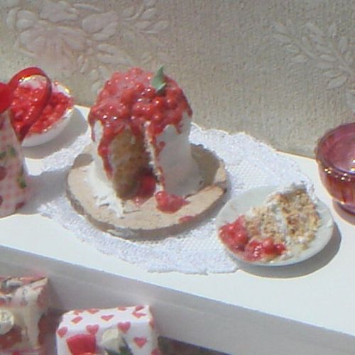  ANABELAMINIATURES Offer***Dollhouse cherry cake and one slice on plate. 1:12 Miniature cakes, cupcakes, macaroons, meringues, miniature pattiserie handmade.