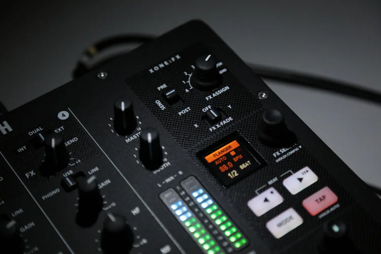  Allen & Heath Xone:PX5 4+1 DJ Mixer with Soundcard Demo