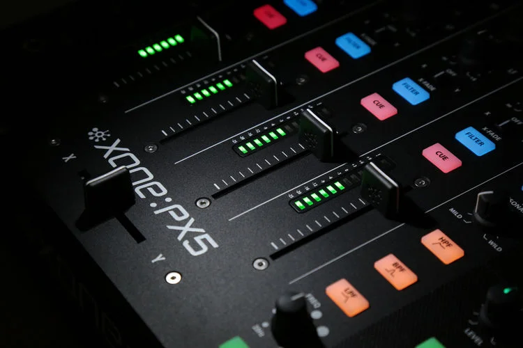  Allen & Heath Xone:PX5 4+1 DJ Mixer with Soundcard Demo