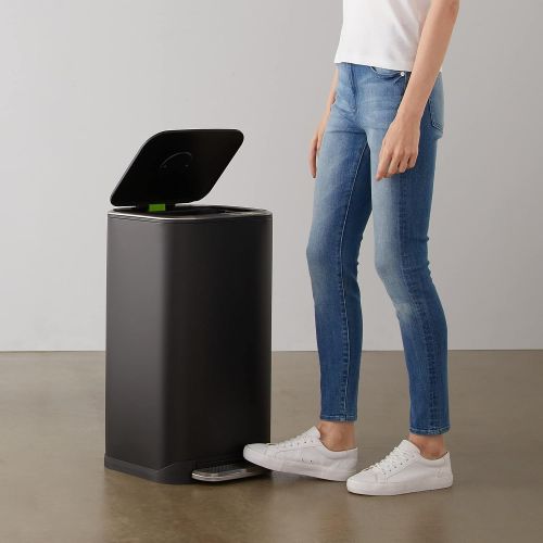  AmazonBasics Rectangle Soft-Close Trash Can - 32L, Black