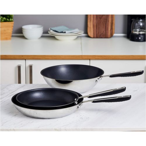  AmazonBasics - 3-teiliges Brat- und Wokpfannen-Set, Edelstahl, Induktions-geeignet, 24 und 28 cm Bratpfanne und 28 cm Wok, anti-haftend, mit bequemem Griff