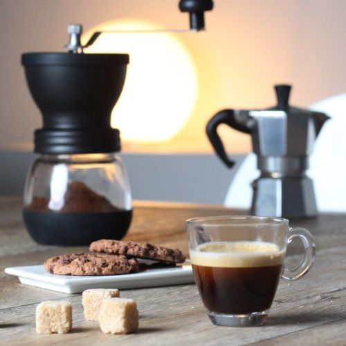  Amazy manuelle Kaffeemuehle inkl. Extra-Behalter + 16 Schablonen + Bambusloeffel  Handbetriebene Muehle mit Keramikmahlwerk fuer feinsten, frischgemahlenen Kaffee (Braun)