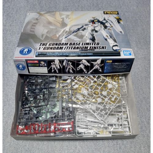 반다이 Bandai RG 1/144 ν Gundam Titanium Finish Model kit