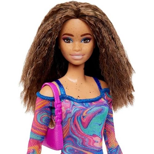 바비 Barbie Fashionistas Doll #206 with Crimped Hair & Freckles, Rainbow Marble-Print Dress, Green Mules & Purse