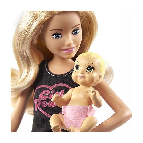 바비 Barbie Skipper Babysitters Inc Doll & Accessories Set with Blonde Doll in 'Girl Power' Top, Baby Doll & 4 Themed Pieces