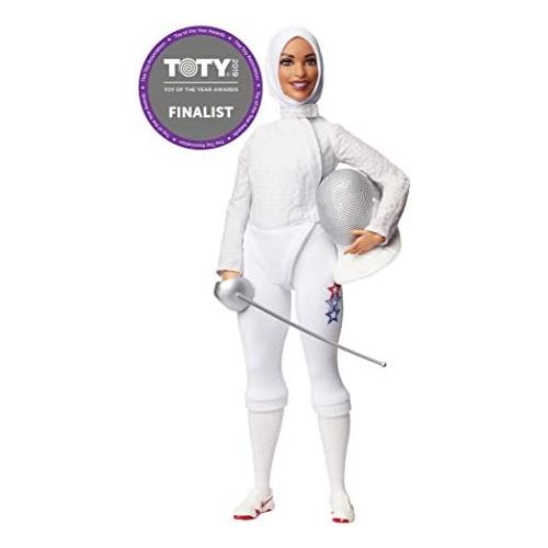 바비 Ibtihaj Muhammad Barbie Doll with Fencing Uniform, Hijab, Sabre and Mask