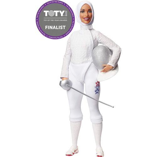 바비 Ibtihaj Muhammad Barbie Doll with Fencing Uniform, Hijab, Sabre and Mask