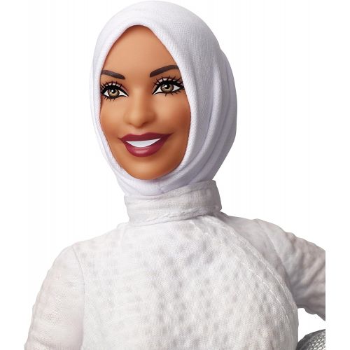 바비 Ibtihaj Muhammad Barbie Doll with Fencing Uniform, Hijab, Sabre and Mask