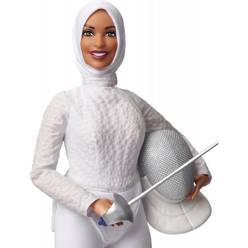 바비 Ibtihaj Muhammad Barbie Doll with Fencing Uniform, Hijab, Sabre and Mask