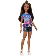 [아마존 핫딜]  [아마존핫딜]Barbie FYB31 - Fashionistas Puppe im Batik T-Shirt mit braunen Haaren und Dutt Frisur, Puppen Spielzeug ab 3 Jahren