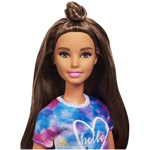 바비 [아마존 핫딜]  [아마존핫딜]Barbie FYB31 - Fashionistas Puppe im Batik T-Shirt mit braunen Haaren und Dutt Frisur, Puppen Spielzeug ab 3 Jahren