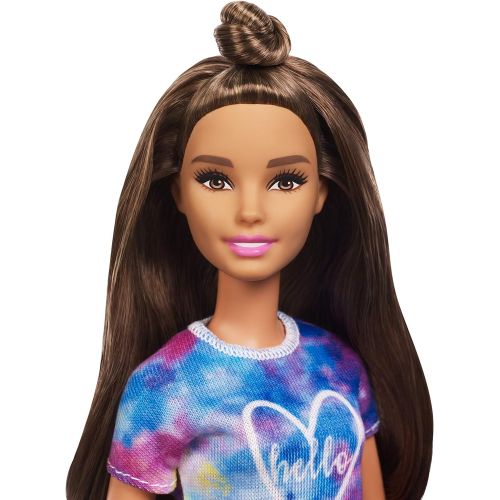 바비 [아마존 핫딜]  [아마존핫딜]Barbie FYB31 - Fashionistas Puppe im Batik T-Shirt mit braunen Haaren und Dutt Frisur, Puppen Spielzeug ab 3 Jahren