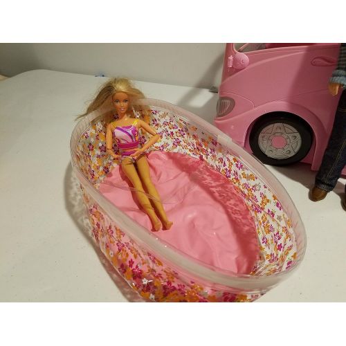 바비 Barbie BARBIE GLAMOUR CAMPER Playset 30+ Pieces w SOUNDS, 4 DOLLS, Pop Up TENT & More! (2009)