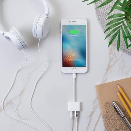 벨킨 Belkin 3.5mm Audio + Charge Rockstar (iPhone Aux Adapter, iPhone Charging Adapter for iPhone 11, 11 Pro, 11 Pro Max, XS, XS Max, XR, 8, 8 Plus and More)