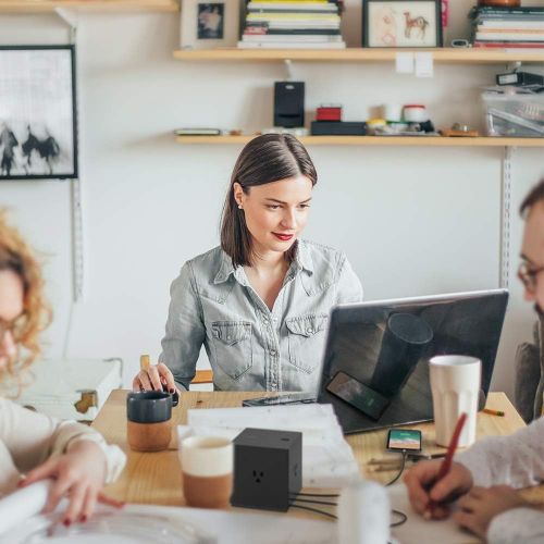 벨킨 Belkin Boost Charge 8-Port Charging Station (USB/AC)  Multiple USB Charging Station/AC Charging Station for Conference Rooms and Public Spaces