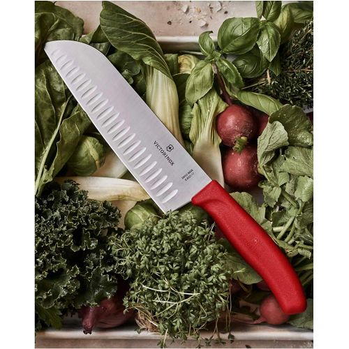  Besuchen Sie den Victorinox-Store Victorinox Swiss Classic Kuechen-/ Santokumesser, 17 cm Klinge, Kullenschliff, Edelstahl, Rostfrei, Geschenkbox, rot