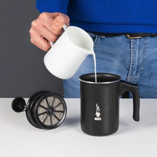  Bialetti Tutto Crema Milchaufschaumer 3 Tassen mit Doppelsieb fuer einen stabilen Milchschaum, 0.5 L, schwarz