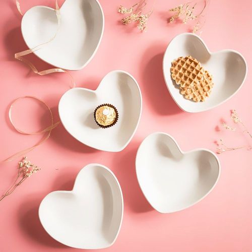  [아마존베스트]BigNoseDeer Super Cute heart shape Ceramic Sauce Dish,Mini Side Seasoning Dish,Condiment Dishes/Sushi Soy Dipping Bowl,Snack Serving Dishes,Love Porcelain Small Saucer Set(Set of 4) (4.72inch)