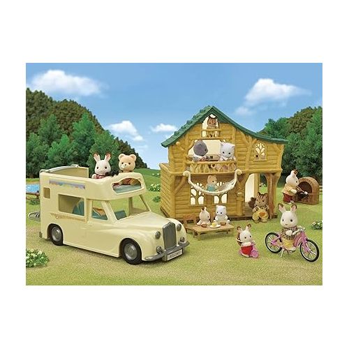  Calico Critters Lakeside Lodge Gift Set, Collectible Dollhouse with Figures, Furniture and Accessories, Pink Medium