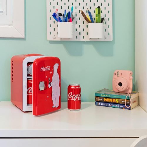  [아마존베스트]Coca-Cola New Red Polar Bear Portable 6 Can Thermoelectric Mini Fridge Cooler/Warmer, 4 L/4.2 Quarts Capacity, 12V DC/110V AC Plugs Included Great for Home, Dorm, Car, Boat, Bevera