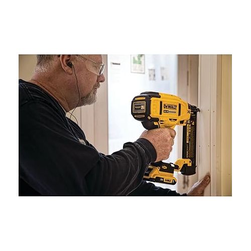  DEWALT 20V MAX* Cordless Brad Nailer Kit, 18GA (DCN680D1)