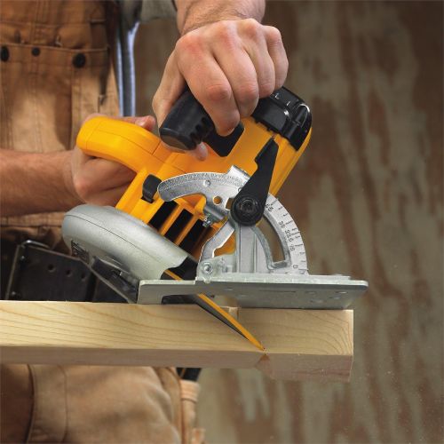  DEWALT 7-1/4-Inch Circular Saw, Lightweight, Corded (DWE575)