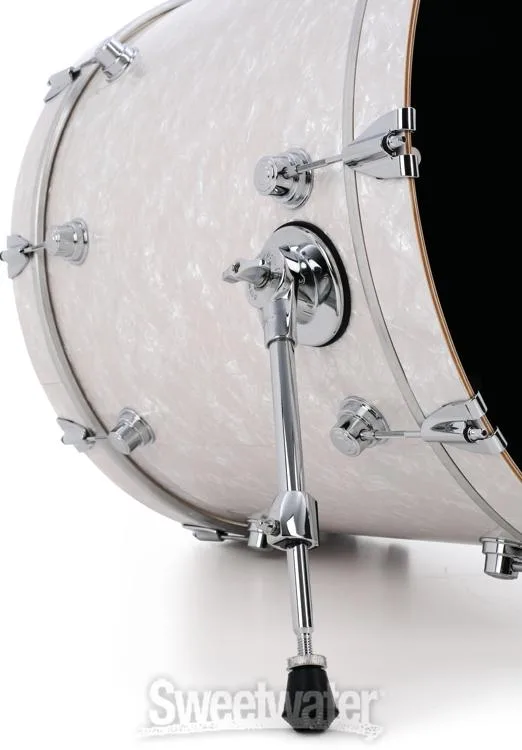  DW Performance Series Bass Drum - 18 x 22 inch - White Marine FinishPly