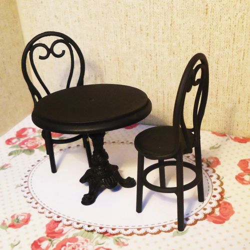  DYNWAVE 3PCS 1/12 Metal Coffee/Tea Table & Chairs Miniatures for 1:12 Scale Dollhouse Furniture Decorations Accessories, Black