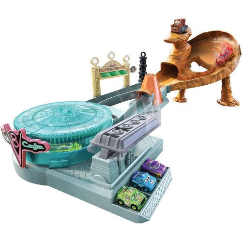  Disney Cars Toys Disney Pixar Cars Mini Racers Radiator Springs Spin Out Playset with Pitty and Exclusive Lightning McQueen Vehicle, Interactive Water Play Toy for Kids Age 4 Years and Older