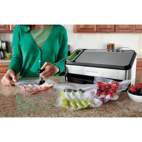  FoodSaver Vacuum Sealer Machine with Automatic Bag Detection, Sealer Bags and Roll, and Handheld Vacuum Sealer for Airtight Food Storage and Sous Vide, Silver