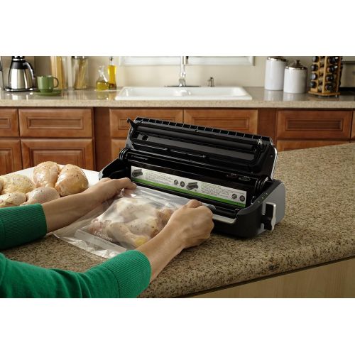  FoodSaver FM2000-000 Vacuum Sealing System with Starter BagRoll Set