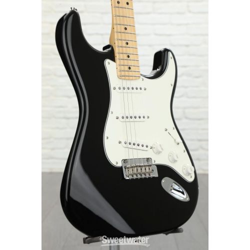  Fender Player Stratocaster - Black with Maple Fingerboard