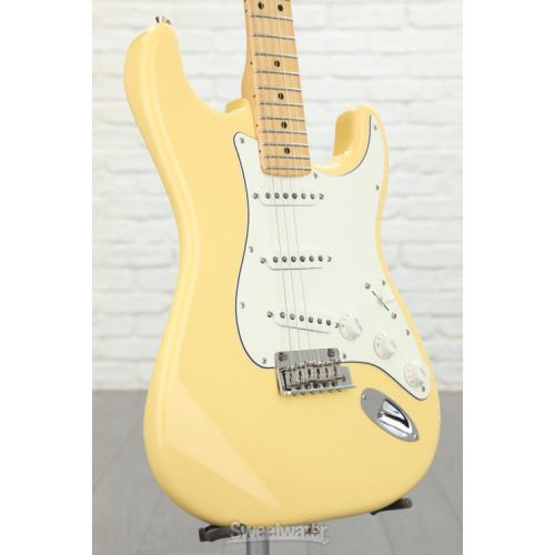  Fender Player Stratocaster - Buttercream with Maple Fingerboard