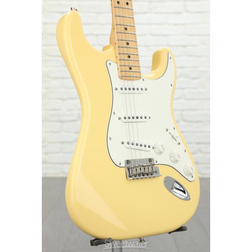  Fender Player Stratocaster - Buttercream with Maple Fingerboard