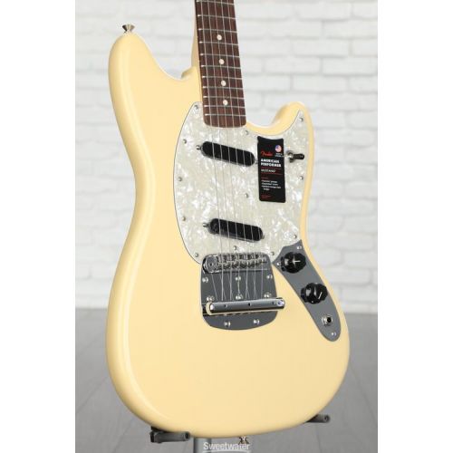  Fender American Performer Mustang - Vintage White with Rosewood Fingerboard Demo