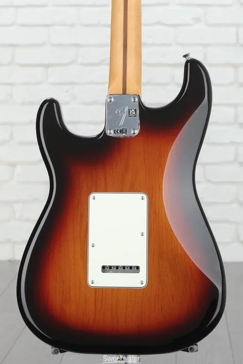  Fender Player Stratocaster - 3-Tone Sunburst with Pau Ferro Fingerboard