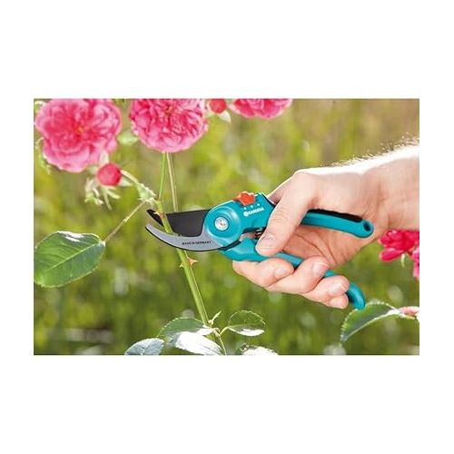  GARDENA 8857-20, Two step adjustable Bypass Pruners with safety lock, For pruning and cutting flowers or branches, Made In Germany
