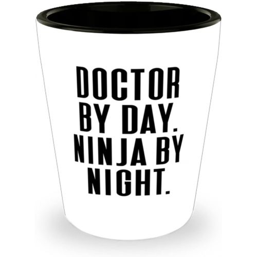 제네릭 Generic Sarcastic Doctor Shot Glass, Doctor by Day. Ninja by Night, For Colleagues, Present From Team Leader, Ceramic Cup For Doctor