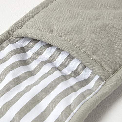  Homescapes Doppelter Ofenhandschuh Thin Stripes, grau weiss ca. 18 x 84 cm, Topfhandschuh doppelt aus 100% reiner Baumwolle mit Polyesterfuellung, waschbarer Doppel-Ofenhandschuh