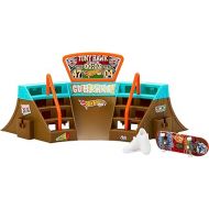 Hot Wheels Skate Stadium Playset Designed with Tony Hawk, 1 Exclusive Fingerboard & Pair of Skate Shoes, with Storage
