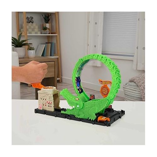  Hot Wheels Toy Car Track Set Gator Loop Attack Playset in Pizza Place with 1:64 Scale Car, Connects to Other Sets