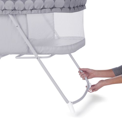 인제뉴어티 Ingenuity Baby Portable Foldaway Rocking Bassinet in Classic Crosby