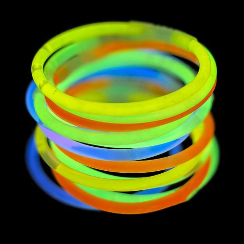  Instecho instecho glow Glow Stick, (300 Pcs Total) 5 Color & Connectors For Bracelets Necklaces, Toys Light Up In The Dark Stick for Party Birthday Halloween Gift, Colorful, 300-PCS