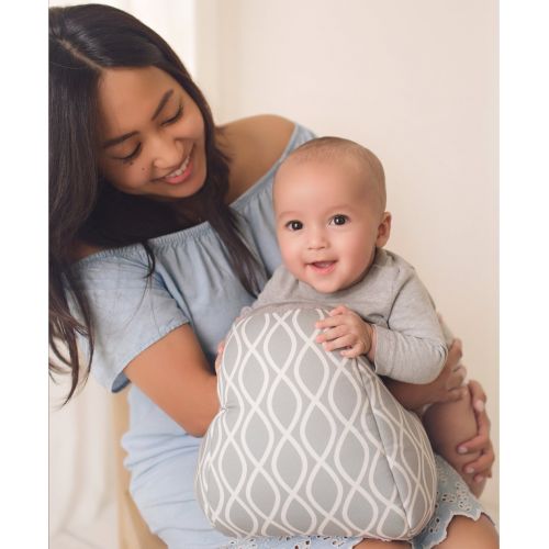  [아마존베스트]Itzy Ritzy Infant Nursing Pillow - Milk Boss Breastfeeding and Bottle Feeding Pillow and Positioner  Rotates Around Arm to Offer a Custom Fit and Relieve Arm Strain, Platinum Heli