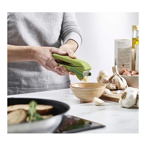 조셉조셉 Joseph Joseph CleanForce Garlic Press - Garlic Mincer with Trigger-Operated Wiper Blade & Handy Cleaning Tool, Green