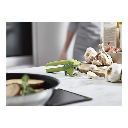 조셉조셉 Joseph Joseph CleanForce Garlic Press - Garlic Mincer with Trigger-Operated Wiper Blade & Handy Cleaning Tool, Green